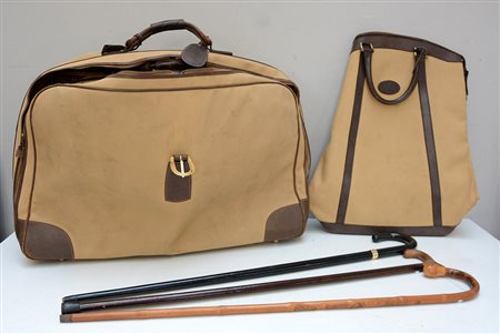 Lotto composto da un set di tre valigie in tessuto con finiture in cuoio e...