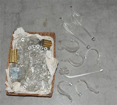 Cartone contenente parti di lampadari in vetro