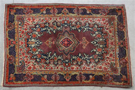 Tappeto Bdjar, Persia inizio sec. XX. Disegno a medaglione con puntali su...