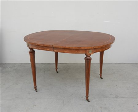 Tavolo ovale allungabile in mogano con piano e fascia filettata. Gambe...