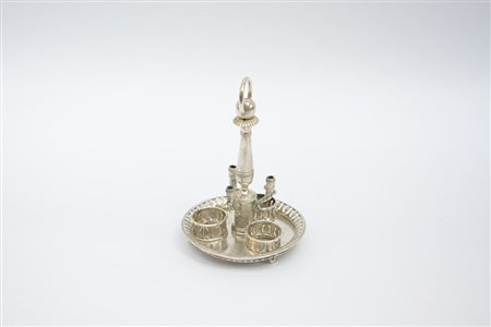 Calamaio in argento con base circolare e porta flaconi a ringhiera traforata...