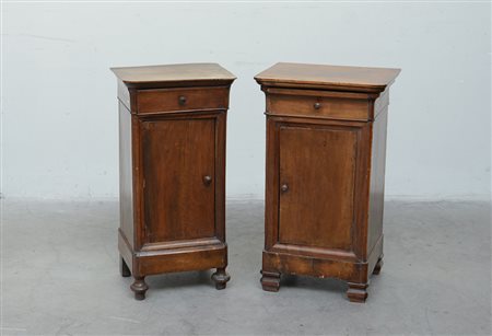 Lotto composto da due comodini lastronati in noce ad un cassetto sottopiano e...