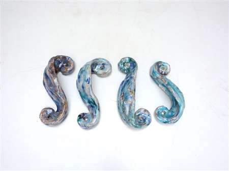 Lotto di quattro maniglie a forma di S in ceramica a smalto azzurro...