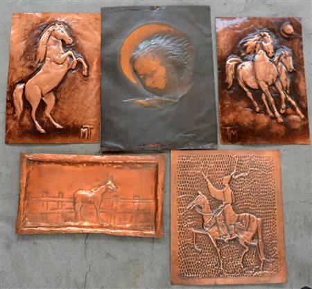 Lotto di quattro lastre in rame sbalzato raffiguranti cavalli e uno con volto...