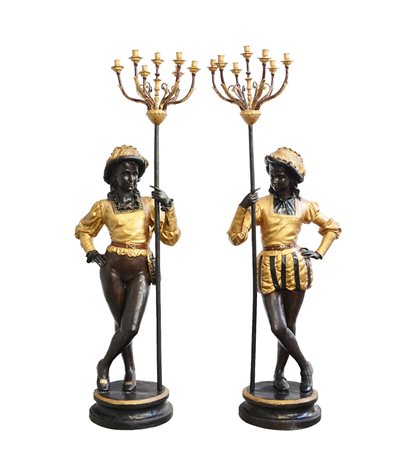 Coppia di lampade statuarie a sette luci a forma di paggi in metallo brunito...