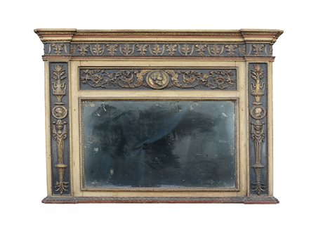 Caminiera Luigi XVI in legno intagliato e laccato con decori a candelabra...