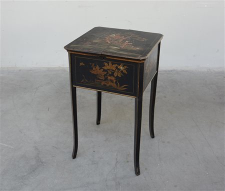 Tavolino da lavoro in legno laccato nero e decorato a cineserie in policromia...