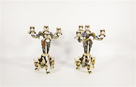 Manifattura italiana. Coppia di candelieri a quattro luci in ceramica...