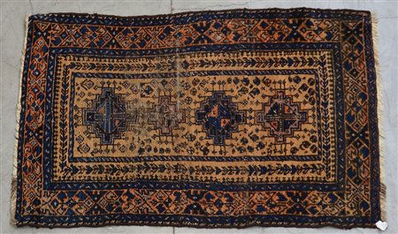 Belucistan, Persia inizio sec. XX. Disegno a quattro piccoli medaglioni blu...