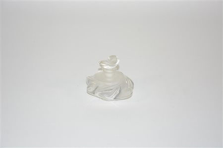 Lalique, Francia Boccetta portaprofumo in vetro cristallo soffiato in stampo...