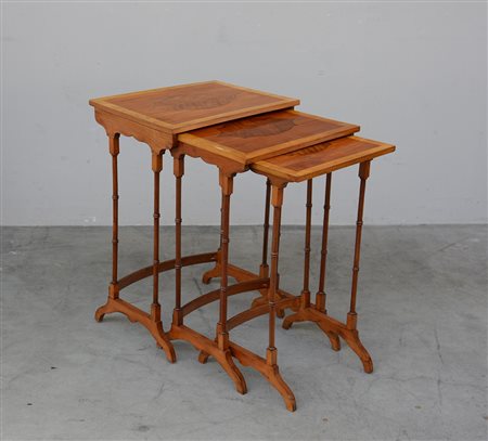 Tre tavolini rettangolari a nido con gambe tornite poggianti su base sagomata...