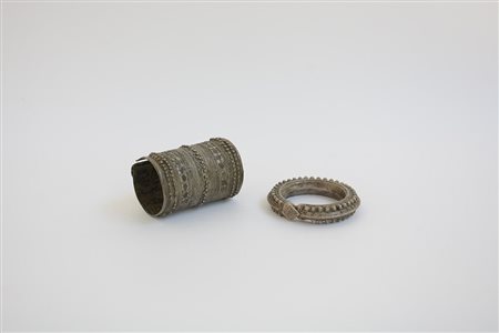 Lotto composto da due bracciali etnici in metallo
