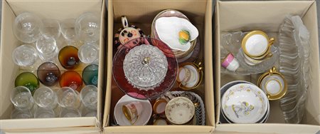 Tre cartoni contenenti oggetti in materiali diversi (difetti)