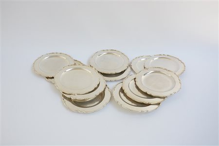 Lotto in argento composto da dodici piatti di forma circolare lisci con...
