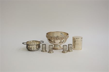 Lotto composto da sette oggetti in argento tra cui una scatola e una ciotola...