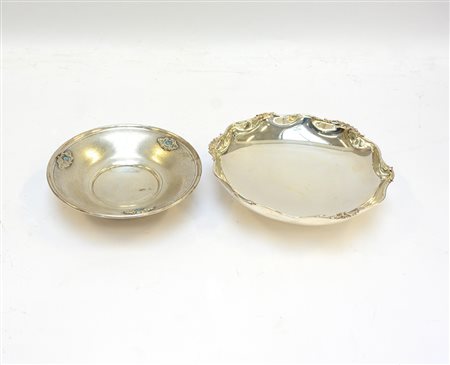 Due ciotole diverse in argento di forma circolare di cui una con turchesi....