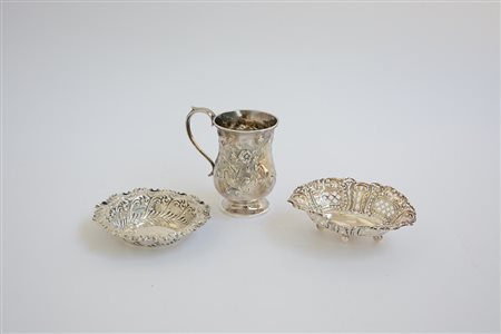 Lotto in argento composto da piccolo mug e due bonbondish. Inghilterra,...