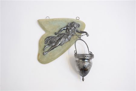 Acquasantiera in argento raffigurante un angelo che sorregge un secchiello...