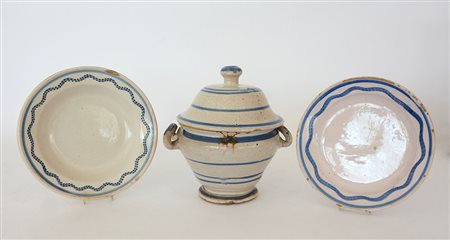 Manifatture diverse. Lotto composto da due piani e una zuppiera biansata in...