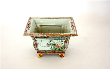 Vaso portafiori in porcellana Famiglia Rosa con pannelli raffiguranti coppia...