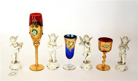 Lotto composto da tre bicchieri in vetro e quattro statuette in maiolica...