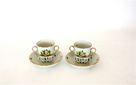 Manifattura di Herend. Coppia di tazzine con piattini in porcellana decorata...