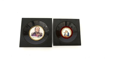 Manifattura tedesca sec. XIX. Due placchette in porcellana decorate in...