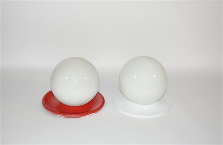 Lotto composto da due plafoniere in metallo con bocce in vetro