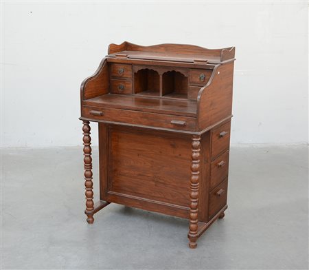 Scrittoietto con alzata con antina a saracinesca celante cassettini. Montanti...