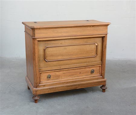 Madia con piano apribile e cassetto nella base, piedi torniti (cm 108x95x52)