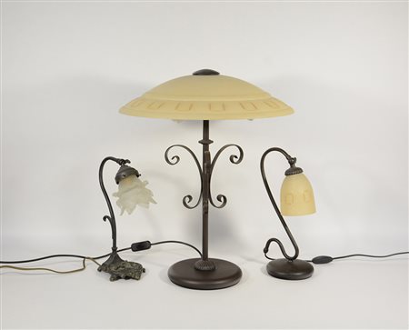 Lotto composto da tre lampade in metallo con paralumi in vetro