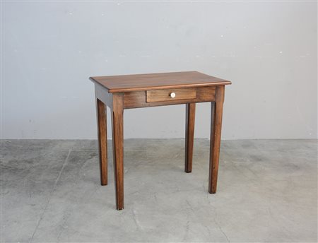 Tavolino rettangolare ad un cassetto nella fascia, gambe dritte (cm 81x77x50)