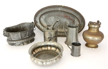 Cartone contenente numerosi oggetti in peltro