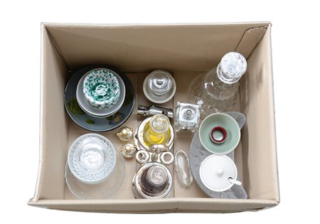 Cartone contenente numerosi oggetti diversi (difetti)