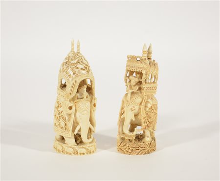 Lotto di due sculture in avorio raffiguranti viaggiatori su elefanti. Area...