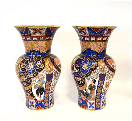Coppia di vasi in porcellana decorata nei toni del blu e dorature a figure,...