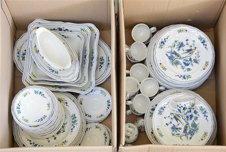 Parte di servizio di piatti in porcellana contenuto in due cartoni (difetti)