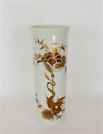 Manifattura tedesca. Vaso cilindrico in porcellana con decoro di gusto...