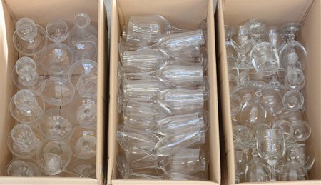 Lotto composto da tre cartoni contenenti numerosi bicchieri di diversa foggia...