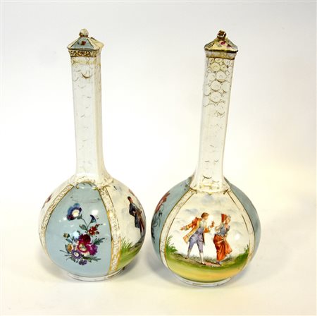 Manifattura austriaca. Coppia di vasi a bottiglia con coperchio in porcellana...