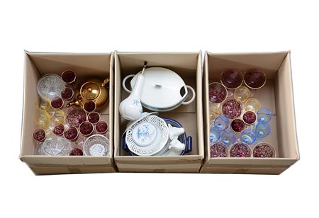 Tre cartoni contenenti oggetti in materiali diversi (difetti)