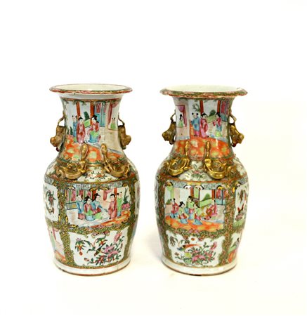 Coppia di vasi in porcellana Famiglia Rosa cantonese decorati con scene di...