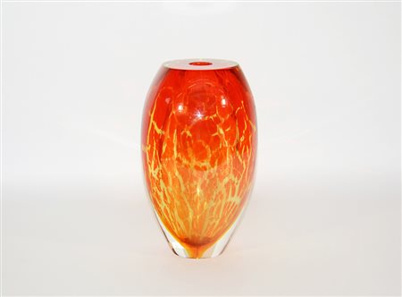 Manifattura di Murano, vaso in vetro sommerso rosso di forte spessore...
