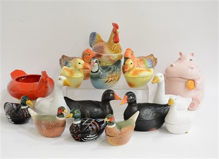 Gruppo di sedici scatole in ceramica policroma a guisa di anatre, gallina e...