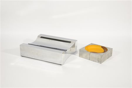 Lotto composto da una base in metallo cromato con adesivo Stilnovo e un...