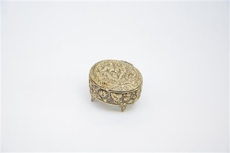 Cofanetto ovale in metallo argentato decorato in bassorilievo con...