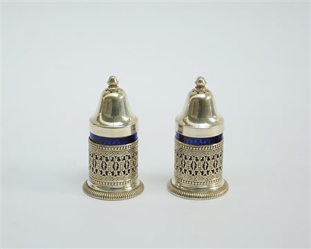 Coppia di piccole saliere in argento e opaline blu di forma cilindrica con...