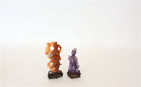 Due figure femminili in pietra dura con base in legno. Cina, sec. XX (h max...