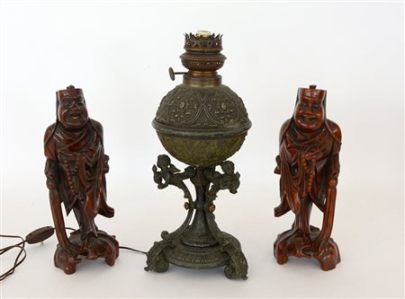 Lotto composto da una base per lampada in peltro e due figure orientali in...