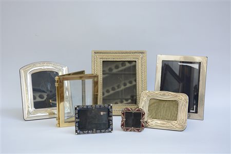 Lotto composto da sette cornici portafoto di diversa epoca e decoro
